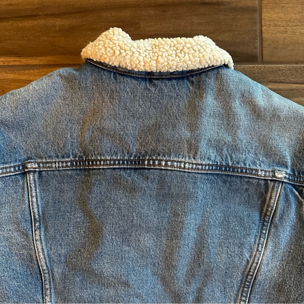 SOLD - LEVI’s Distressed Fleece Truckers Jacket Sz MED - Picture 10 of 10